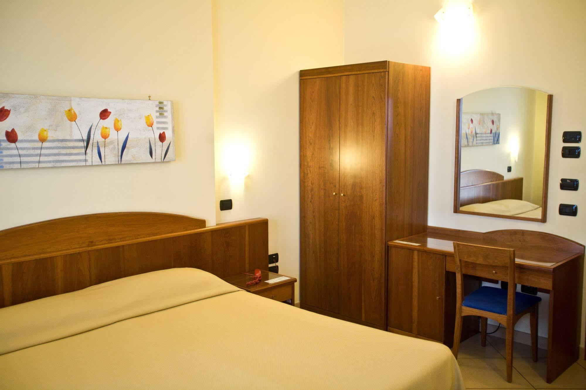 Lo Scacciapensieri Hotel & Restaurant مونتيروني دي ليتشي المظهر الخارجي الصورة